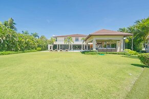 Modern Villa With Ocean View and Service Staff