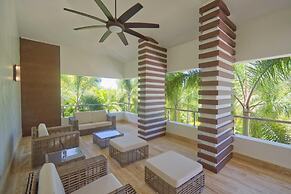 Modern Villa With Ocean View and Service Staff