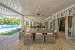 Modern Villa With Ocean View and Service Staff