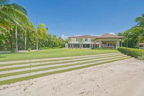 Modern Villa With Ocean View and Service Staff