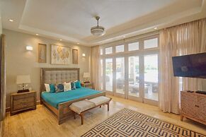 Modern Villa With Ocean View and Service Staff