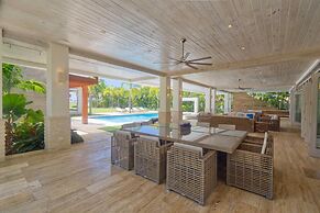 Modern Villa With Ocean View and Service Staff