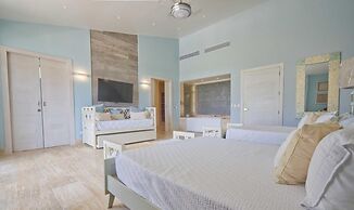 Modern Villa With Ocean View and Service Staff