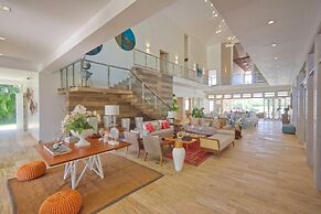 Modern Villa With Ocean View and Service Staff