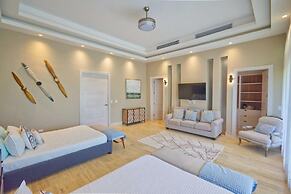 Modern Villa With Ocean View and Service Staff