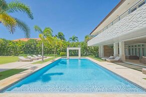 Modern Villa With Ocean View and Service Staff