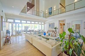 Modern Villa With Ocean View and Service Staff
