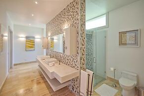 Modern Villa With Ocean View and Service Staff
