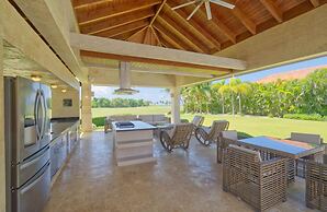 Modern Villa With Ocean View and Service Staff