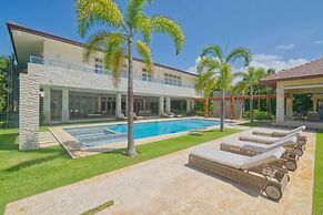 Modern Villa With Ocean View and Service Staff