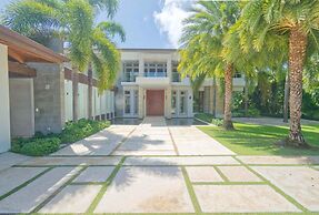 Modern Villa With Ocean View and Service Staff