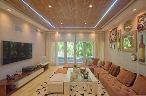 Modern Villa With Ocean View and Service Staff