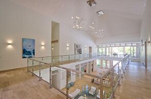 Modern Villa With Ocean View and Service Staff