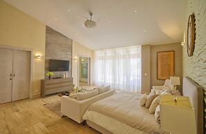Modern Villa With Ocean View and Service Staff