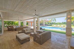 Modern Villa With Ocean View and Service Staff
