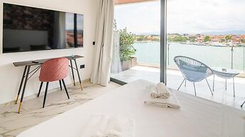 Welcomely - Deluxe Room - Amii Stewart