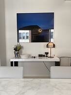 Luxury City Seafront Apartment w Balcony