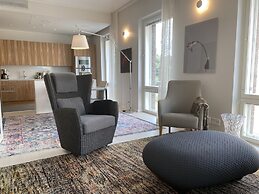 Luxury City Seafront Apartment w Balcony