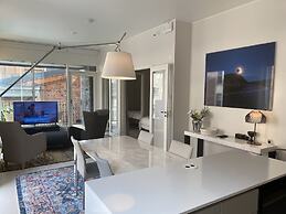 Luxury City Seafront Apartment w Balcony