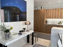Luxury City Seafront Apartment w Balcony