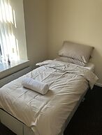 Immaculate 2-bed Apartment in Bury