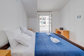 Spacious Apartment w Three Balconies and Parking
