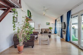 Spacious Apartment w Three Balconies and Parking