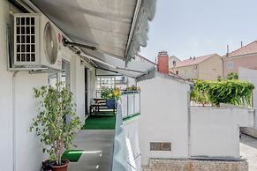 Spacious Apartment w Three Balconies and Parking