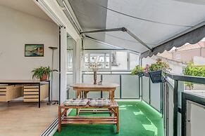 Spacious Apartment w Three Balconies and Parking