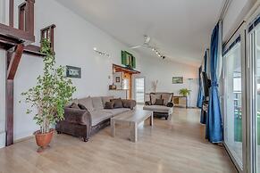 Spacious Apartment w Three Balconies and Parking