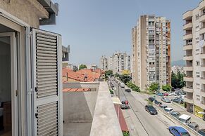Spacious Apartment w Three Balconies and Parking