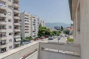 Spacious Apartment w Three Balconies and Parking