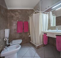 1 Bed Flat - Sleeps 2 - Pool - Parking - Wifi