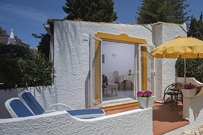 1 Bed Flat - Sleeps 2 - Pool - Parking - Wifi