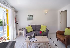1 Bed Flat - Sleeps 2 - Pool - Parking - Wifi