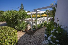 1 Bed Flat - Sleeps 2 - Pool - Parking - Wifi