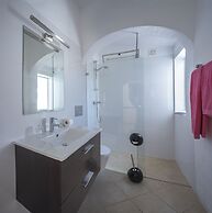 1 Bed Flat - Sleeps 2 - Pool - Parking - Wifi