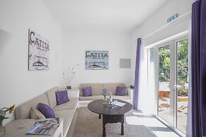 1 Bed Flat - Sleeps 2 - Pool - Parking - Wifi