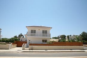 Villa Sleeps 8 With Private Pool