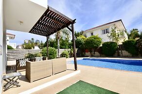 Villa Sleeps 8 With Private Pool