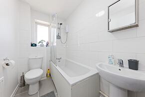 Lovely 2-bed House in Kent - Parking Available
