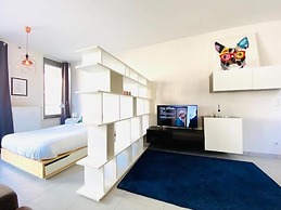 Large Studio in Center with Terrace