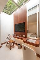 The Xon Hotel