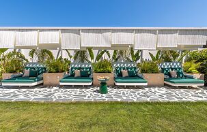 The Xon Hotel