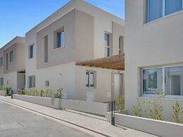Sanders Mythical Blue - Bright 4 bdr Villa With Pool