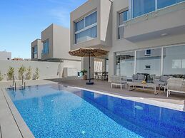 Sanders Mythical Blue - Bright 4 bdr Villa With Pool