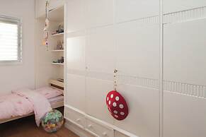 Spacious & Stylish 3BR Apt w Beautiful Street View