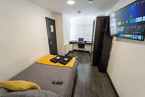 Ground Floor Studio Close to the City!