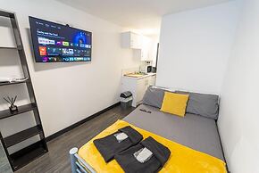 Ground Floor Studio Close to the City!