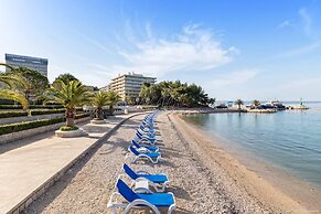 A2 Beachfront apt With big Terrace and sea View